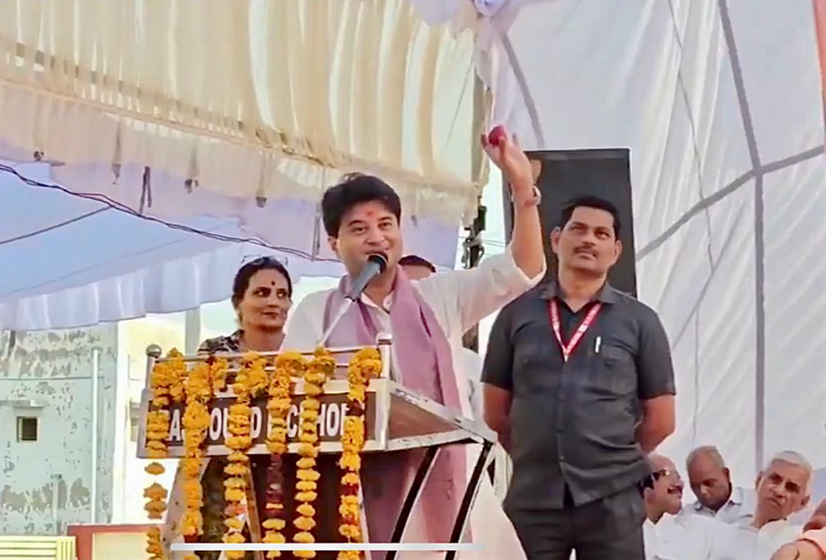 Jyotiraditya Scindia Suggests Onion Hack to Beat Heatwave 1 image 67